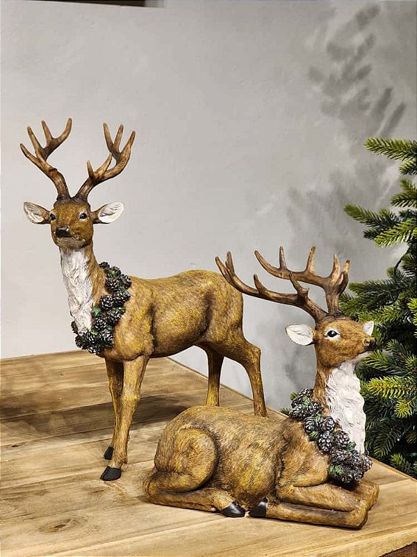 DUPLA DE RENAS EM PÉ E SENTADA MARROM COM COLAR DE PINHA KIT COM 2 PEÇAS