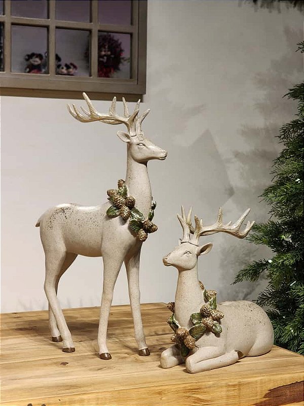 DUPLA DE RENAS EM PÉ E SENTADA BEGE COM COLAR DE PINHA KIT COM 2 PEÇAS