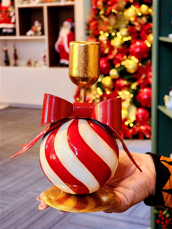 CASTIÇAL EM METAL COM LAÇO VERMELHO E BRANCO 16CM - PRÉ VENDA 2025