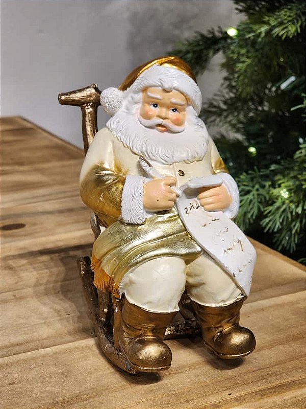 PAPAI NOEL COM PRESENTES NA CADEIRA DE BALANÇO DOURADO E BRANCO 15CM