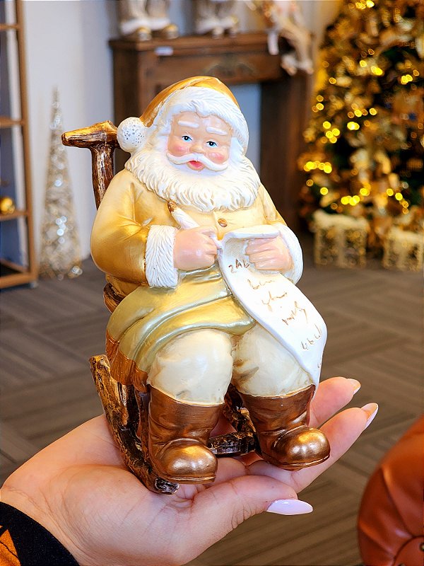 PAPAI NOEL COM PRESENTES NA CADEIRA DE BALANÇO DOURADO E BRANCO 15CM - PRÉ VENDA 2025
