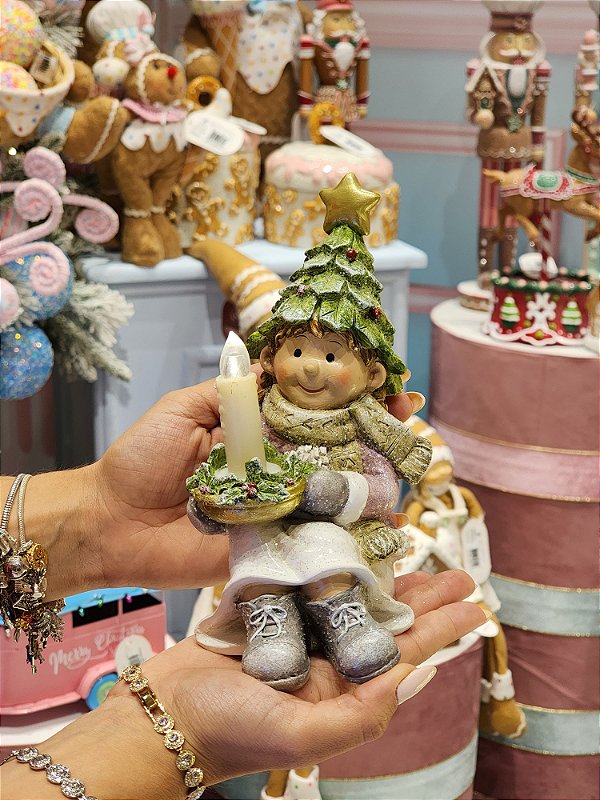 MENINA EM RESINA COM TOUCA DE ÁRVORE COM LED 22CM - PRÉ VENDA 2025