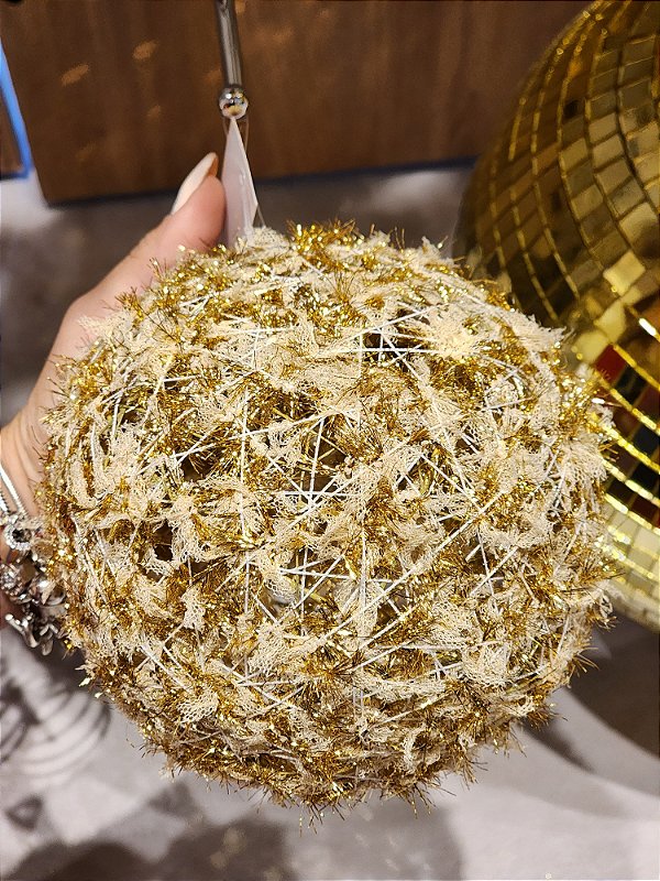 BOLA ARAMADA AVELUDADA DOURADA 15CM - PRÉ VENDA 2025