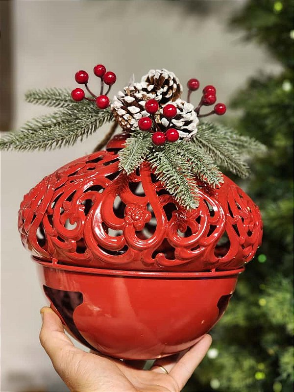 BOLA DECORATIVA EM METAL VERMELHA NOZES COM FORMATO DE GUIZO 26CM