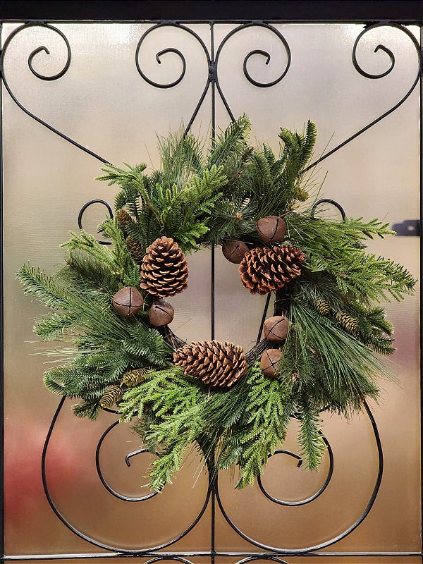 GUIRLANDA REALISTA COM GALHOS EMBORRACHADOS COM GUIZOS E PINHAS 50CM