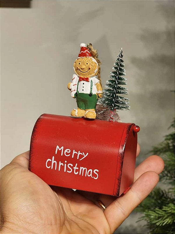PENDENTE CAIXA DE CORREIO VERMELHA COM GINGERBREAD 12CM