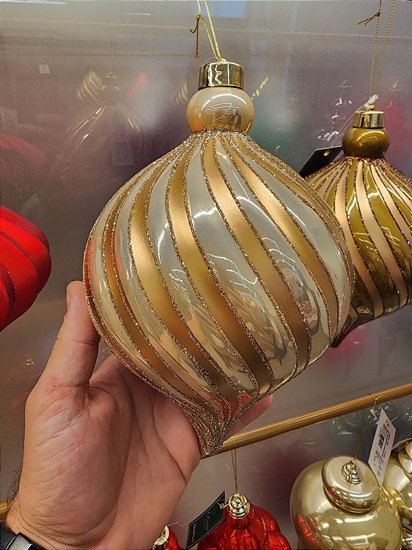 BOLA DECORADA OURO PINO ESPIRAL COM PEROLA 23CM COM 1 UNIDADE - PRÉ VENDA 2025