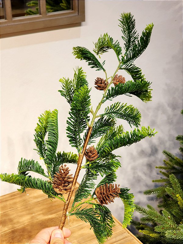 GALHO DECORATIVO PERMANENTE REALISTA COM PINHAS 96CM