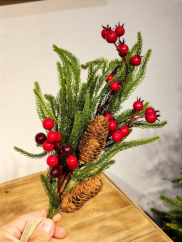 GALHO DECORATIVO REALISTA TOQUE REAL COM BERRY E PINHAS 60CM