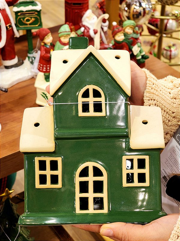 CASA VERDE EM PORCELANA COM LED 26,2CM - PRÉ VENDA 2025