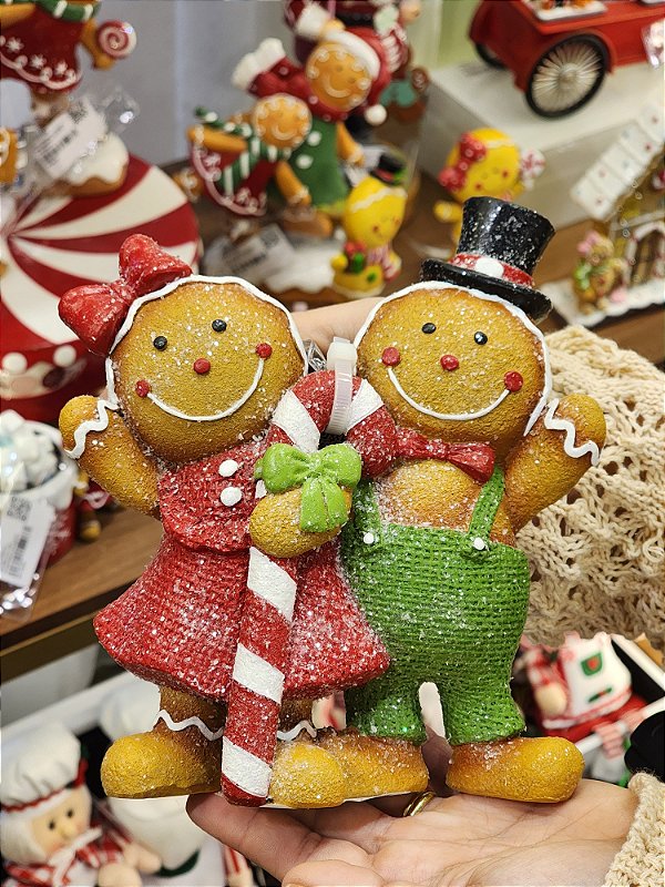 CASAL DE GINGERBREAD EM RESINA VERMELHO E VERDE 17,5CM - PRÉ VENDA 2025