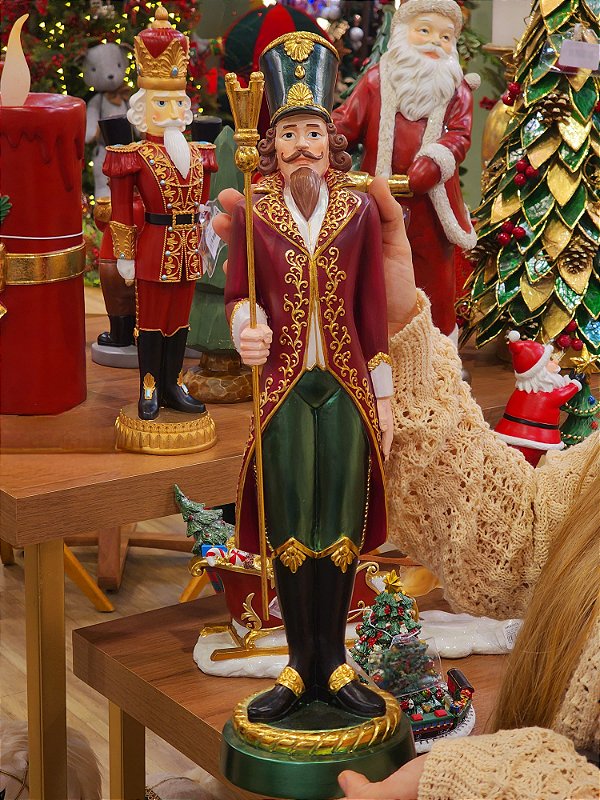 SOLDADO DECORATIVO COM CEDRO EM RESINA VERMELHO E VERDE 48,5CM - PRÉ VENDA 2025