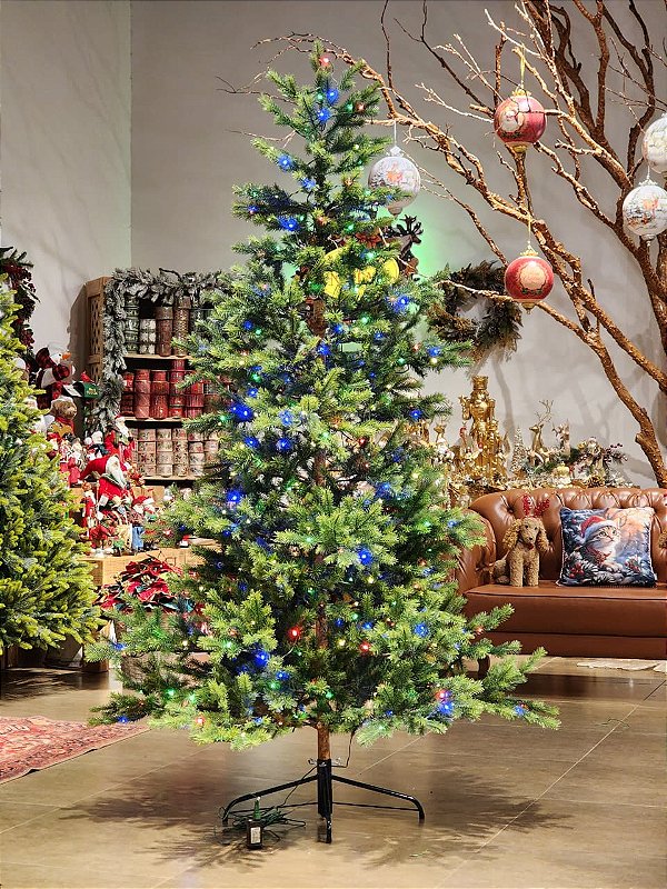 ÁRVORE PINHEIRO SUPER REALISTA DIAMOND 1.029 GALHOS 750 LEDS 2,40CM