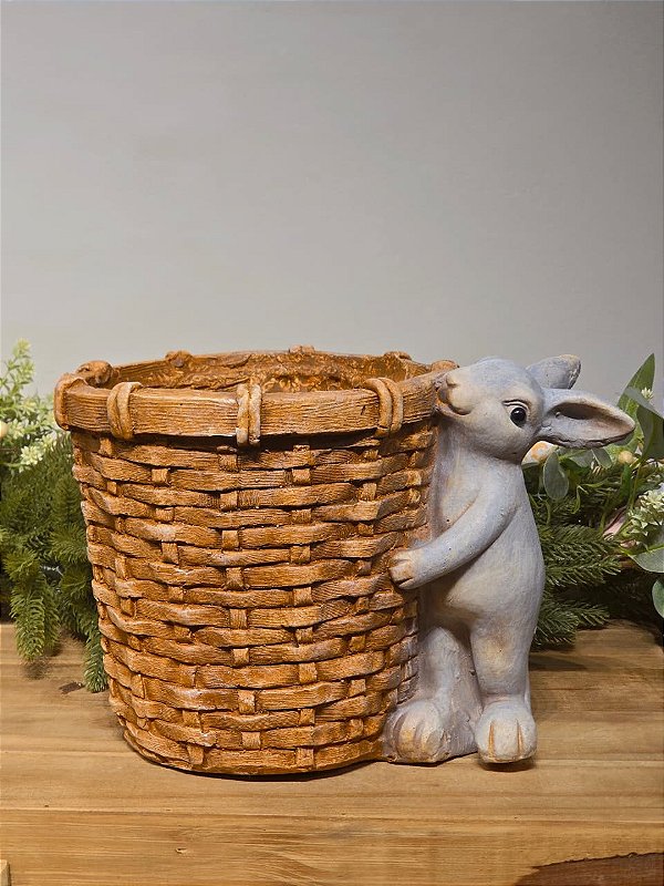 COELHO SENTADO COM CESTO