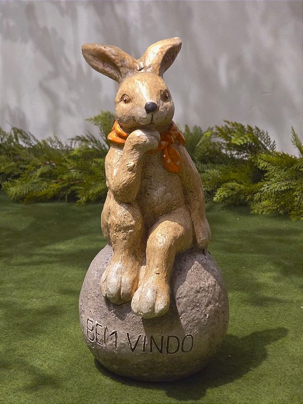 COELHO SENTADO NA PEDRA BEM VINDO 41CM