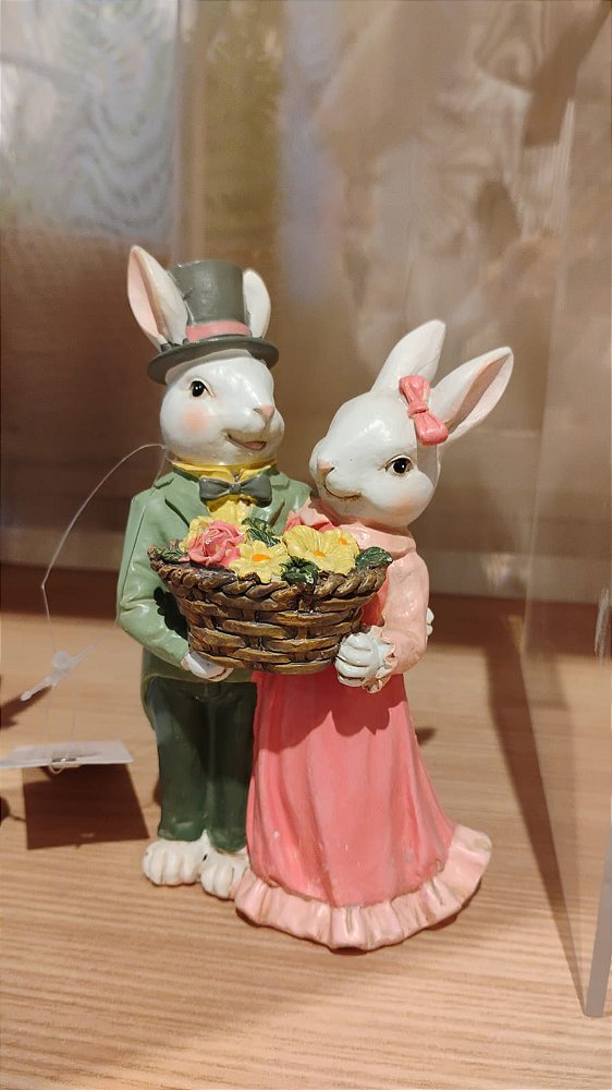 CASAL DE COELHOS COM CESTO DE FLORES 16CM- PRÉ VENDA 2026