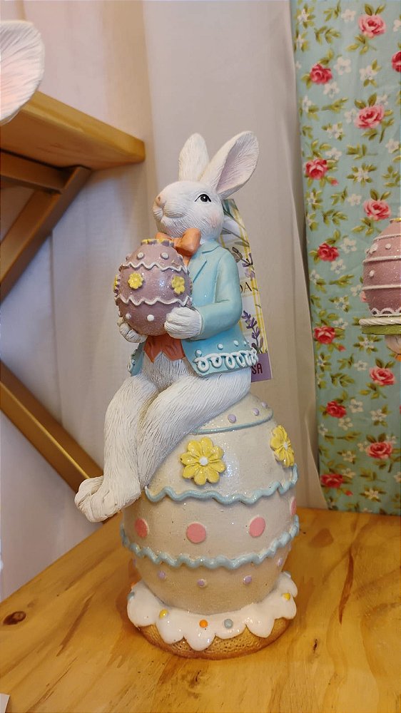 COELHO SENTADO EM CIMA DO OVO 22CM - PRÉ VENDA 2026