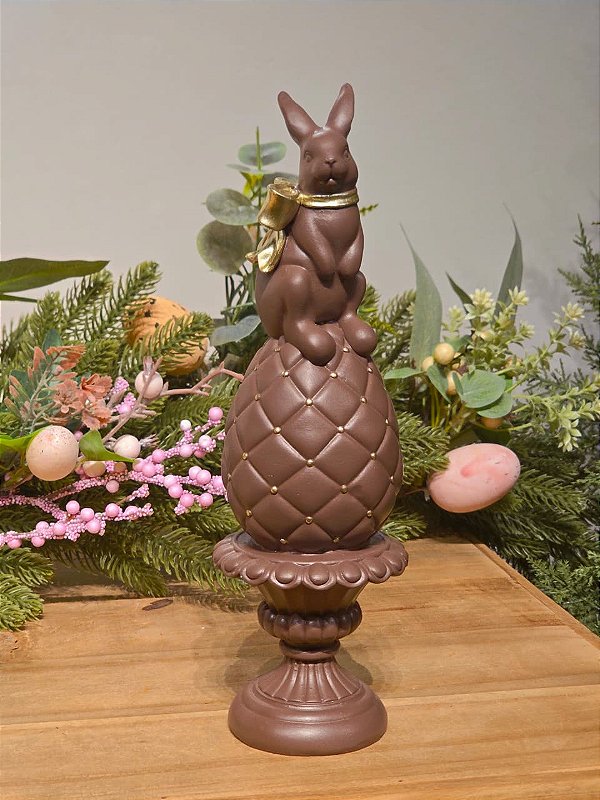 COELHO CHOCOLATUDO EM CIMA DO OVO EM RESINA 28CM