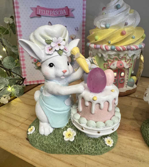 COELHO CONFEITEIRO DECORANDO OVO 16CM - PRÉ VENDA 2026