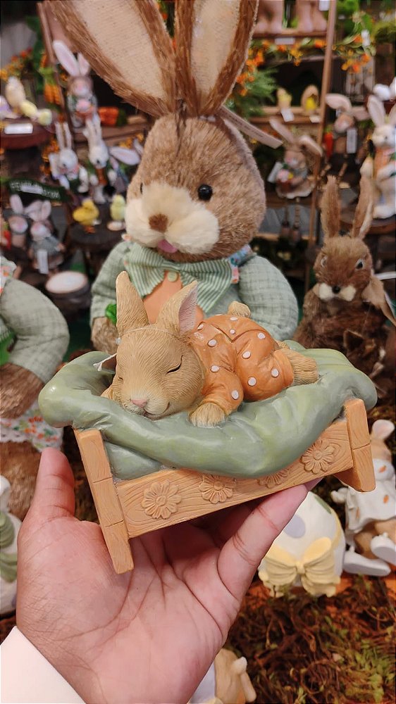 COELHO DE PIJAMA DEITADO NA CAMA 15CM - PRÉ VENDA 2026