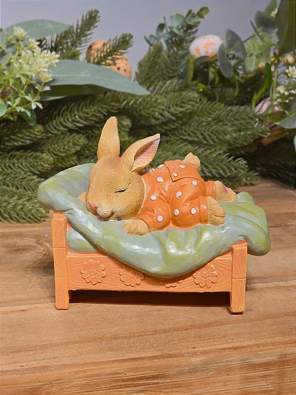 COELHO DE PIJAMA DEITADO NA CAMA 15CM