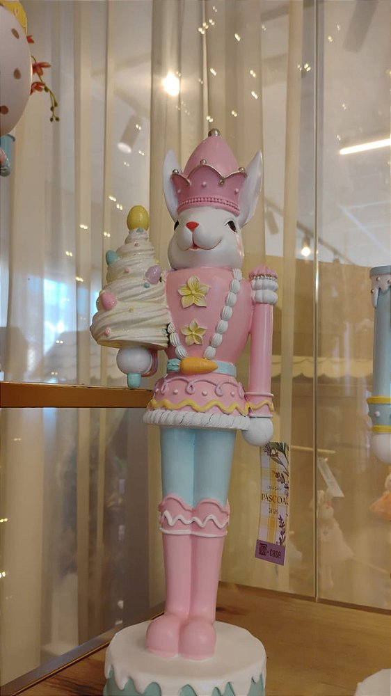 COELHA ROSA EM PÉ COM DOÇURAS 45CM - PRÉ VENDA 2026