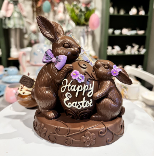 CASAL DE COELHOS COM OVO CHOCOLATE 18CM - PRÉ VENDA 2026