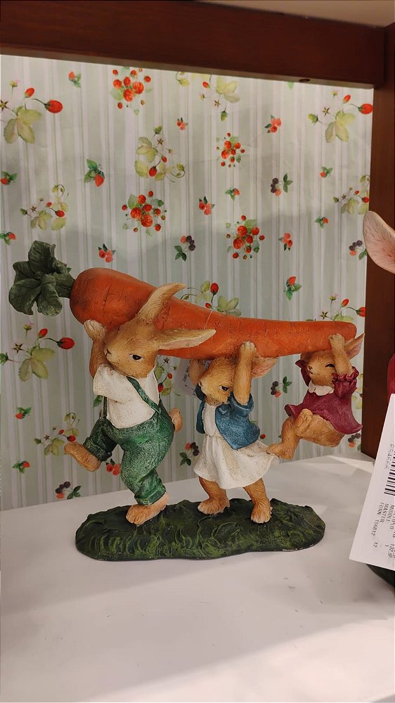 FAMÍLIA DE COELHOS CARREGANDO CENOURA 20CM - PRÉ VENDA 2026