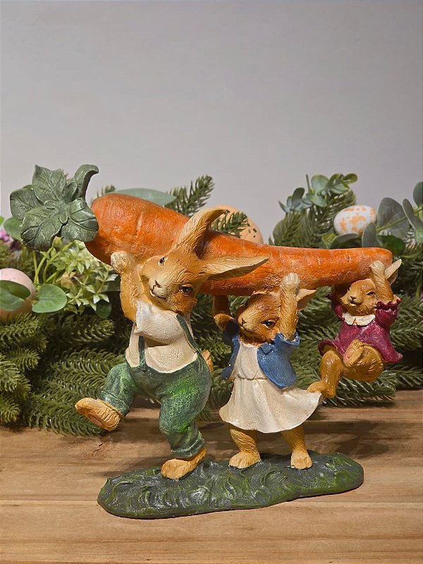 FAMÍLIA DE COELHOS CARREGANDO CENOURA 20CM