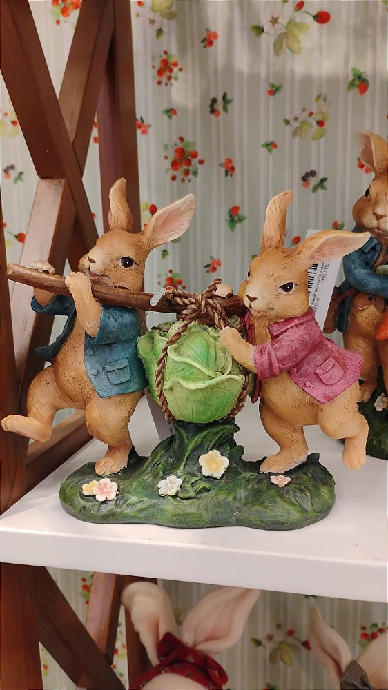 CASAL DE COELHOS CARREGANDO 18CM - PRÉ VENDA 2026