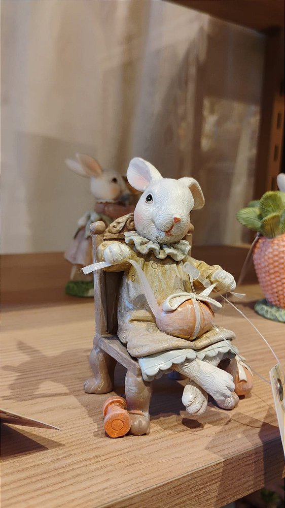 COELHA SENTADA NA CADEIRA 17CM - PRÉ VENDA 2026