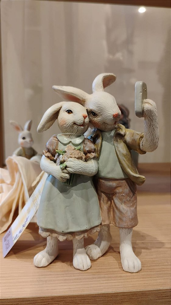 CASAL DE COELHOS TIRANDO SELF 22CM - PRÉ VENDA 2026