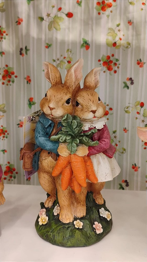 CASAL DE COELHOS COM CENOURAS 20CM - PRÉ VENDA 2026
