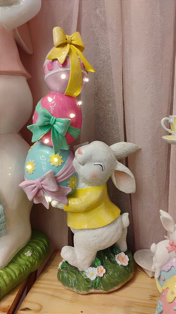 COELHO COM PILHA DE OVOS COM LED 47CM - PRÉ VENDA 2026
