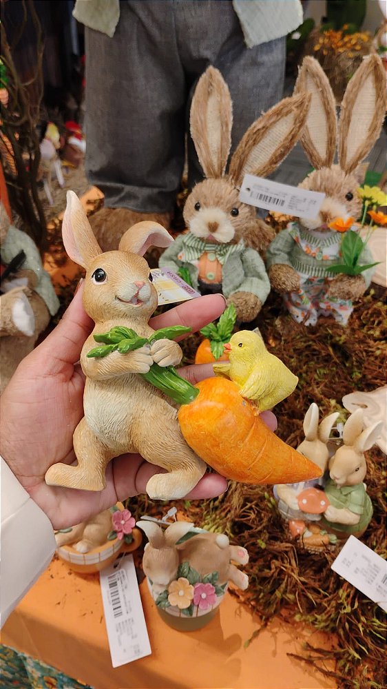 COELHO COM CENOURA E PINTINHO 15CM - PRÉ VENDA 2026