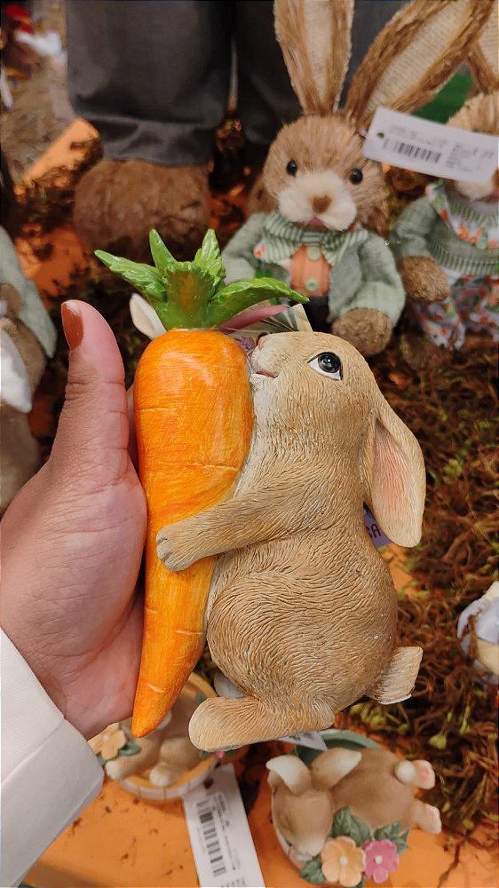 COELHO ABRAÇADINHO COM CENOURA 16CM - PRÉ VENDA 2026