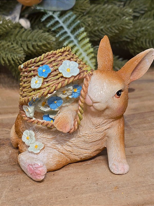 COELHO SENTADO COM CESTO DE FLORES 12CM
