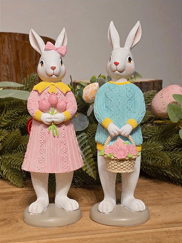 CASAL DE COELHOS COM SUETER COM FLORES 23CM