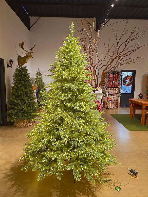 ÁRVORE PINHEIRO REALISTA PÁRIS 2,40CM 4506 GALHOS SUPER ILUMINADA 8200 LEDS WARM BIVOLT