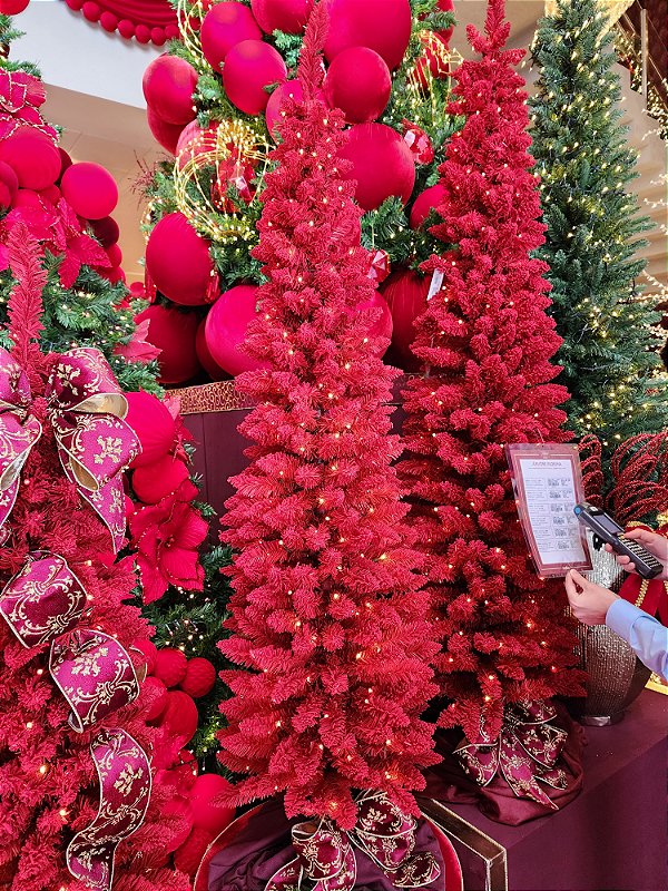 ÁRVORE PINHEIRO SLIM VERMELHO FLORINA 2,10CM 440 GALHOS COM LEDS WARM - PRÉ VENDA 2026