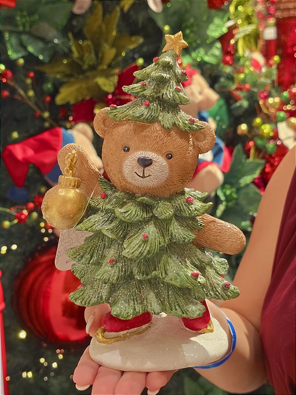 URSO COM ROUPA DE ÁRVORE COM BOLA 21CM - PRÉ VENDA 2026