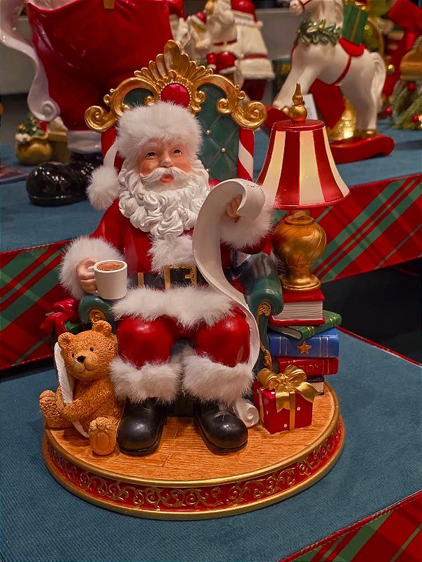 PAPAI NOEL NO SOFÁ COM PRESENTES COM LED 28CM - PRÉ VENDA 2026