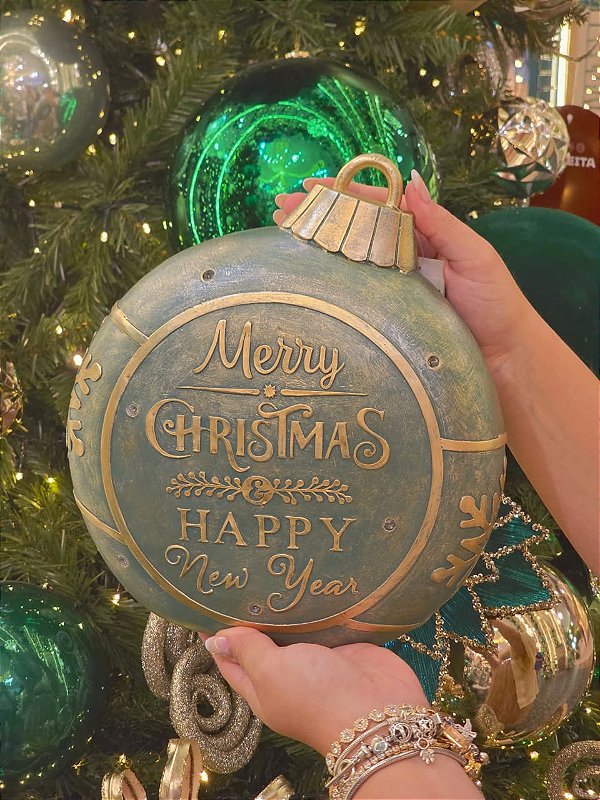 BOLA DECORATIVA EM RESINA VERDE E DOURADO COM LED 26CM - PRÉ VENDA 2026
