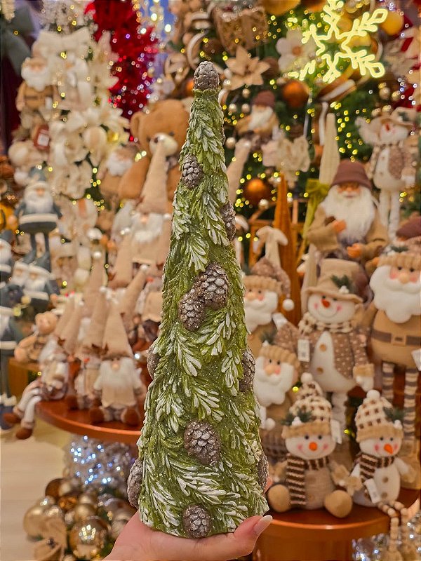 ÁRVORE EM RESINA VERDE RÚSTICA COM PINHAS 37CM - PRÉ VENDA 2026