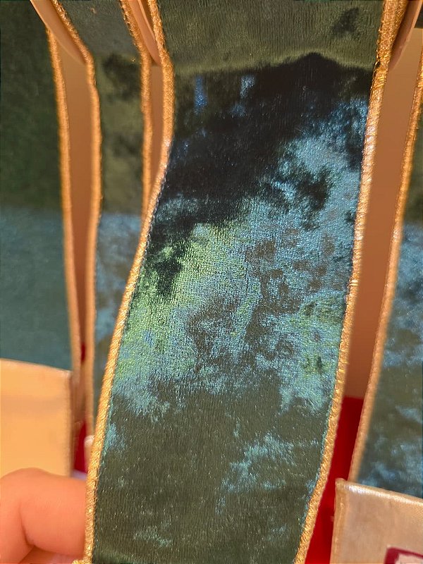 FITA ARAMADA VELUDO VERDE DUPLA FACE DOURADO 6,3CM X 9,14M - PRÉ VENDA 2026