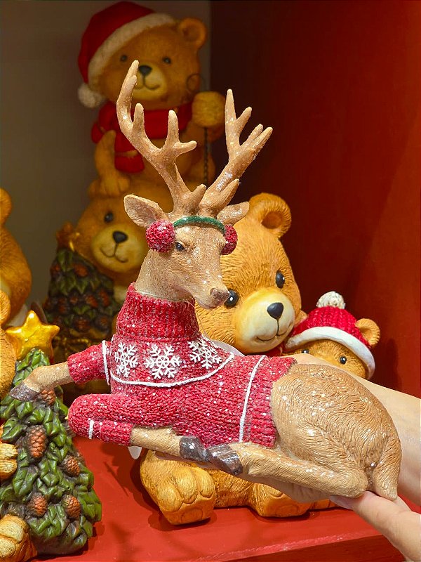 RENA DEITADA COM CASACO DE TRICO EM RESINA 23CM - PRÉ VENDA 2026