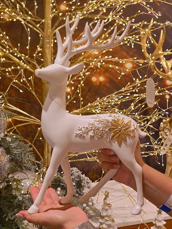 RENA EM PÉ COM POINSETIA DOURADA EM RESINA 38CM - PRÉ VENDA 2026