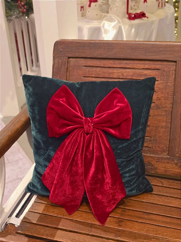 ALMOFADA VERDE COM LAÇO VERMELHO VELUDO 45CM - PRÉ VENDA 2026