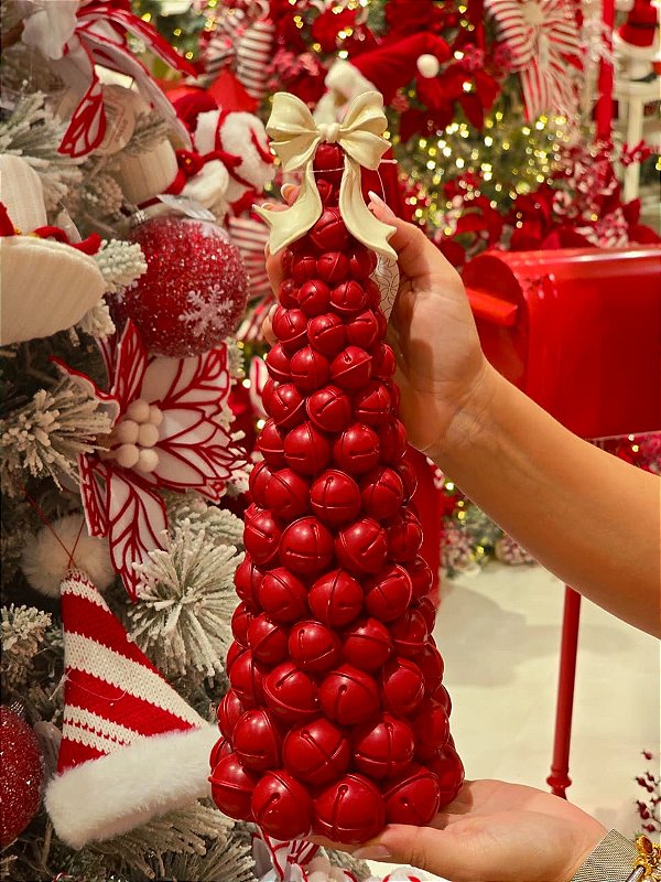 ÁRVORE EM RESINA COM GUIZOS VERMELHO E LAÇO BRANCO 35CM - PRÉ VENDA 2026