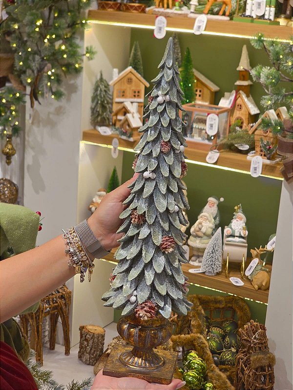 ÁRVORE EM RESINA COM PINHAS 49CM - PRÉ VENDA 2026